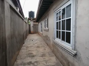 6bdrm House in 6 Bedrooms House For, Kumasi Metropolitan for sale