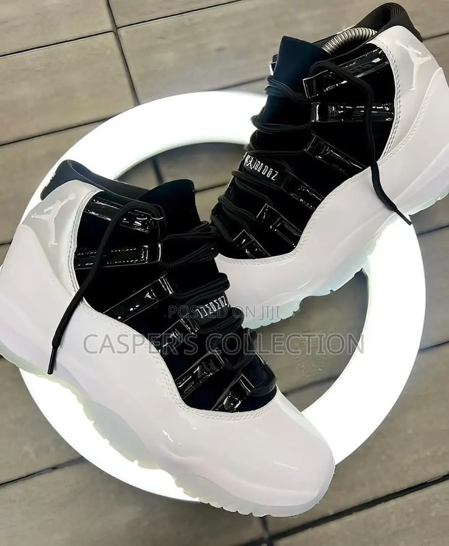 Air Jordan 11 Retro High (Tuxedo)