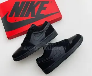 Photo - Air Jordan 1 Low ( Triple Black)