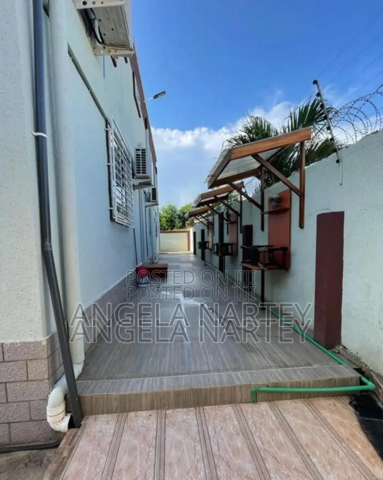 10bdrm House in Community 20 Spintex for sale
