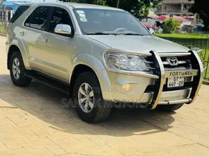 Photo - Toyota Fortuner 2.5 D AWD 2009 Gold