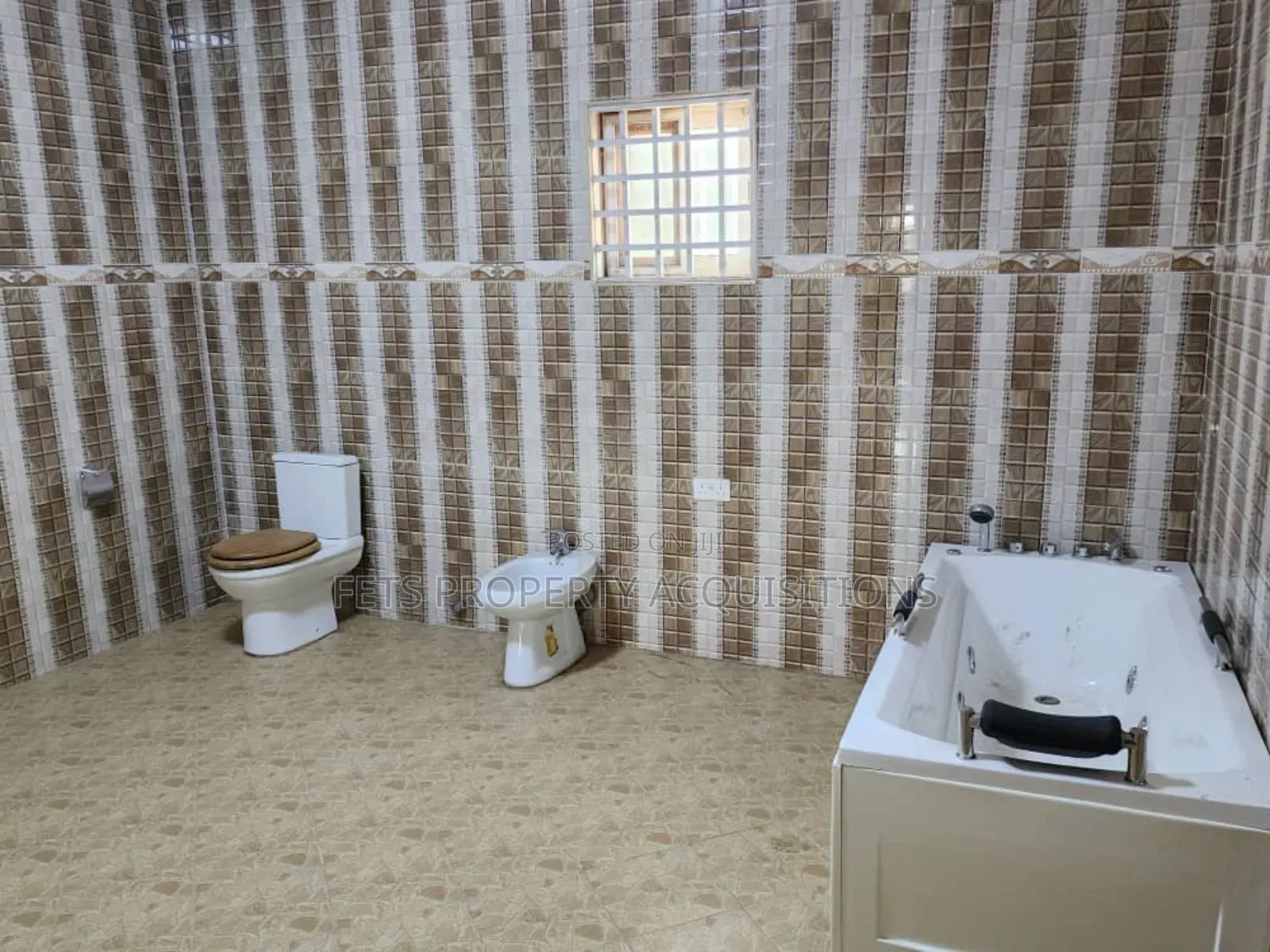 6bdrm House in Adenta for sale