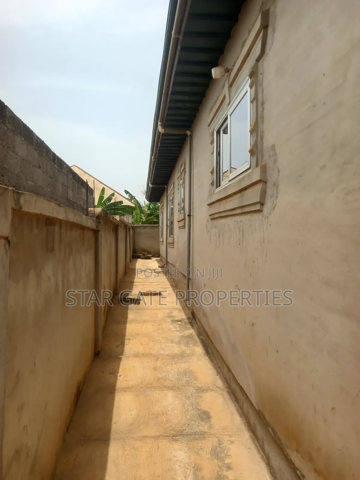 8bdrm House in Kronum, Kumasi Metropolitan for sale
