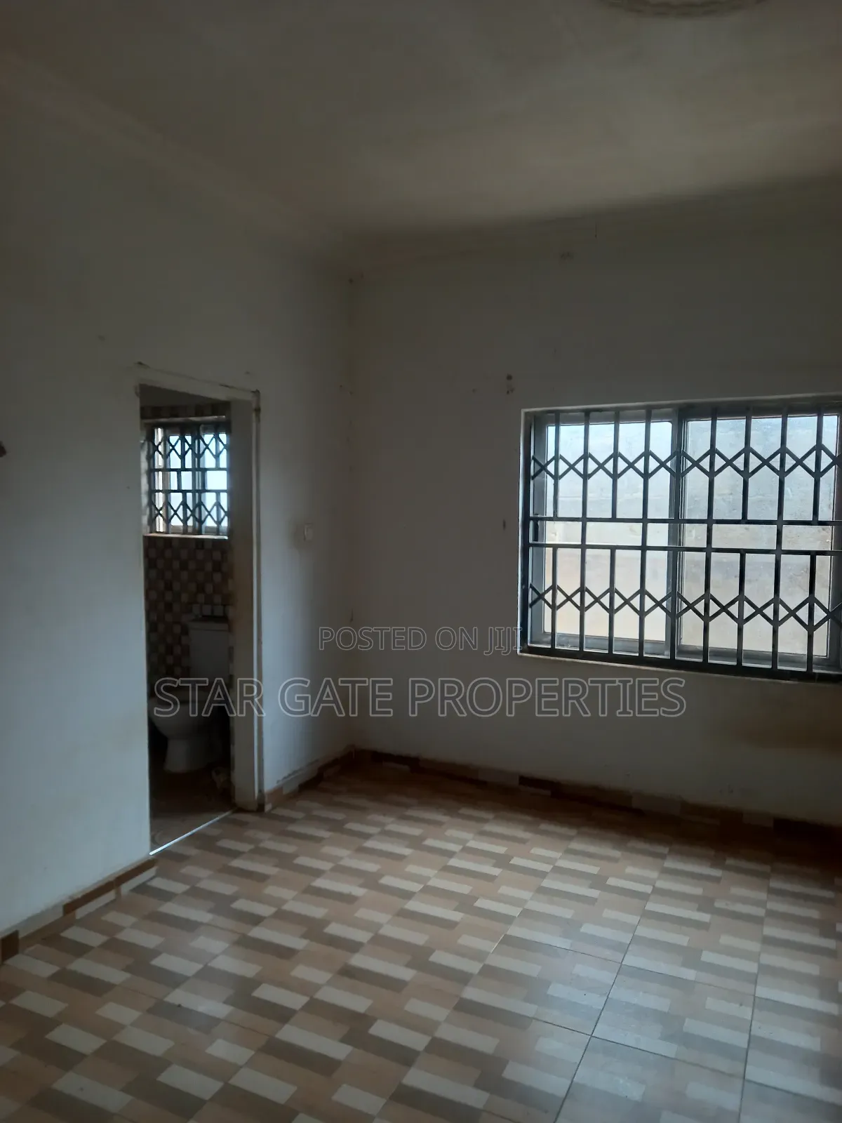 8bdrm House in Kronum, Kumasi Metropolitan for sale