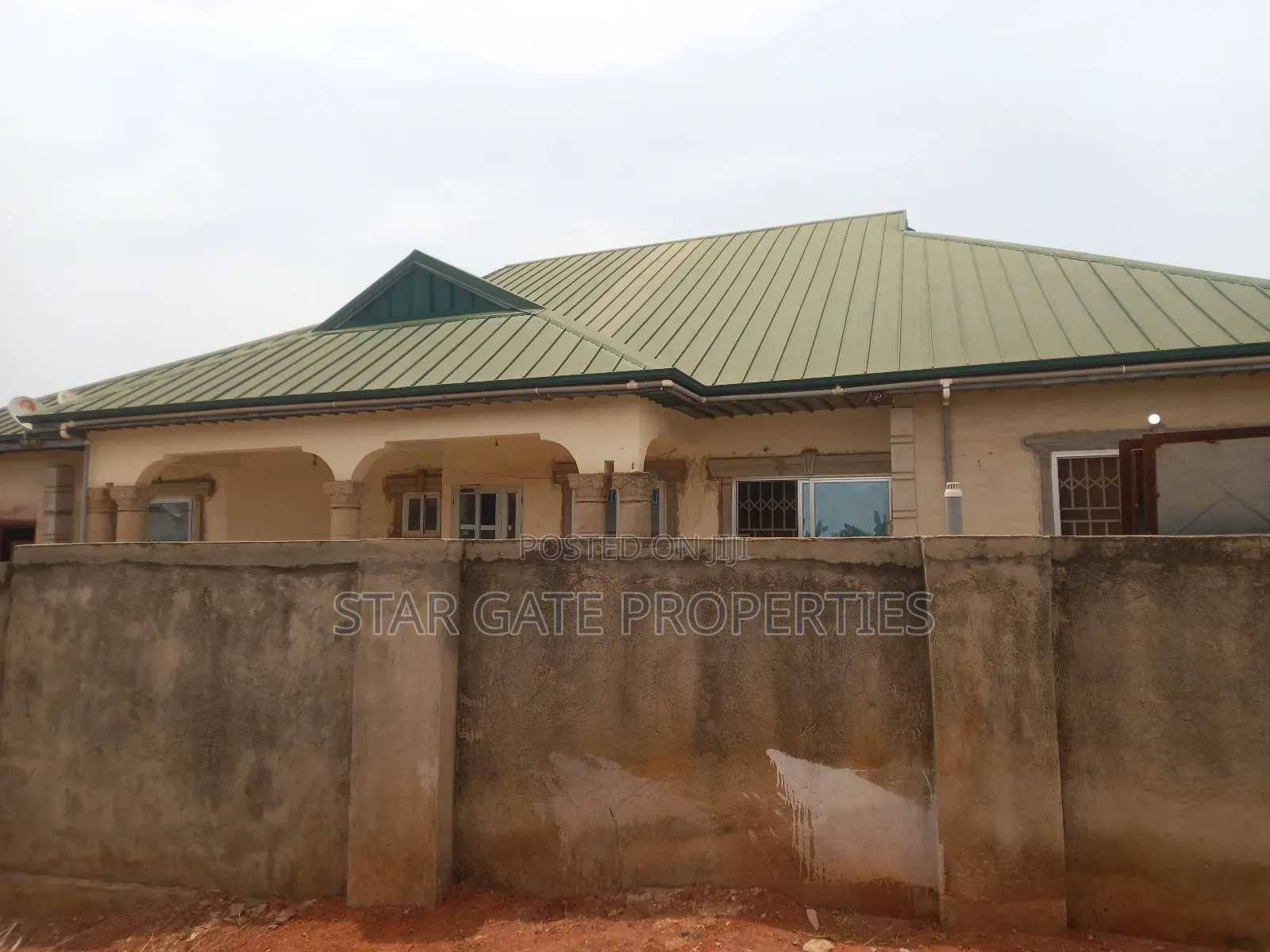 8bdrm House in Kronum, Kumasi Metropolitan for sale