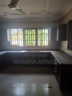 6bdrm House in Community12, Tema Metropolitan for rent