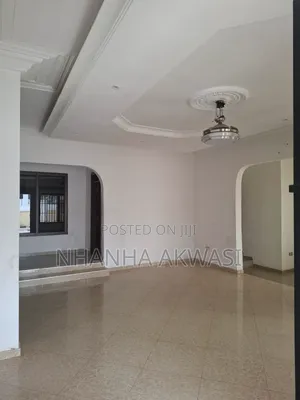 6bdrm House in Community12, Tema Metropolitan for rent