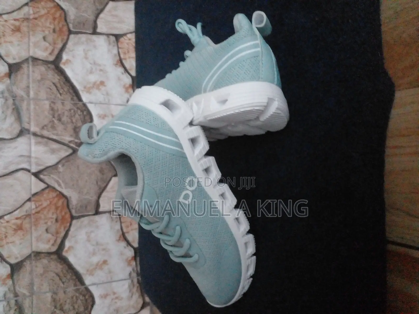 (Dq) on Cloud Running Shoes