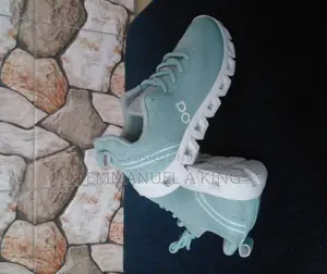 (Dq) on Cloud Running Shoes