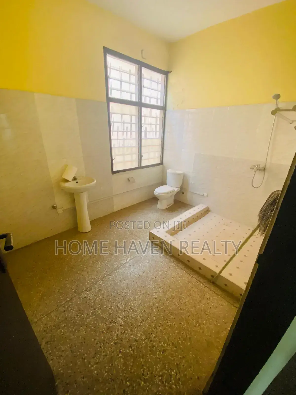 6bdrm House in North Legon for sale