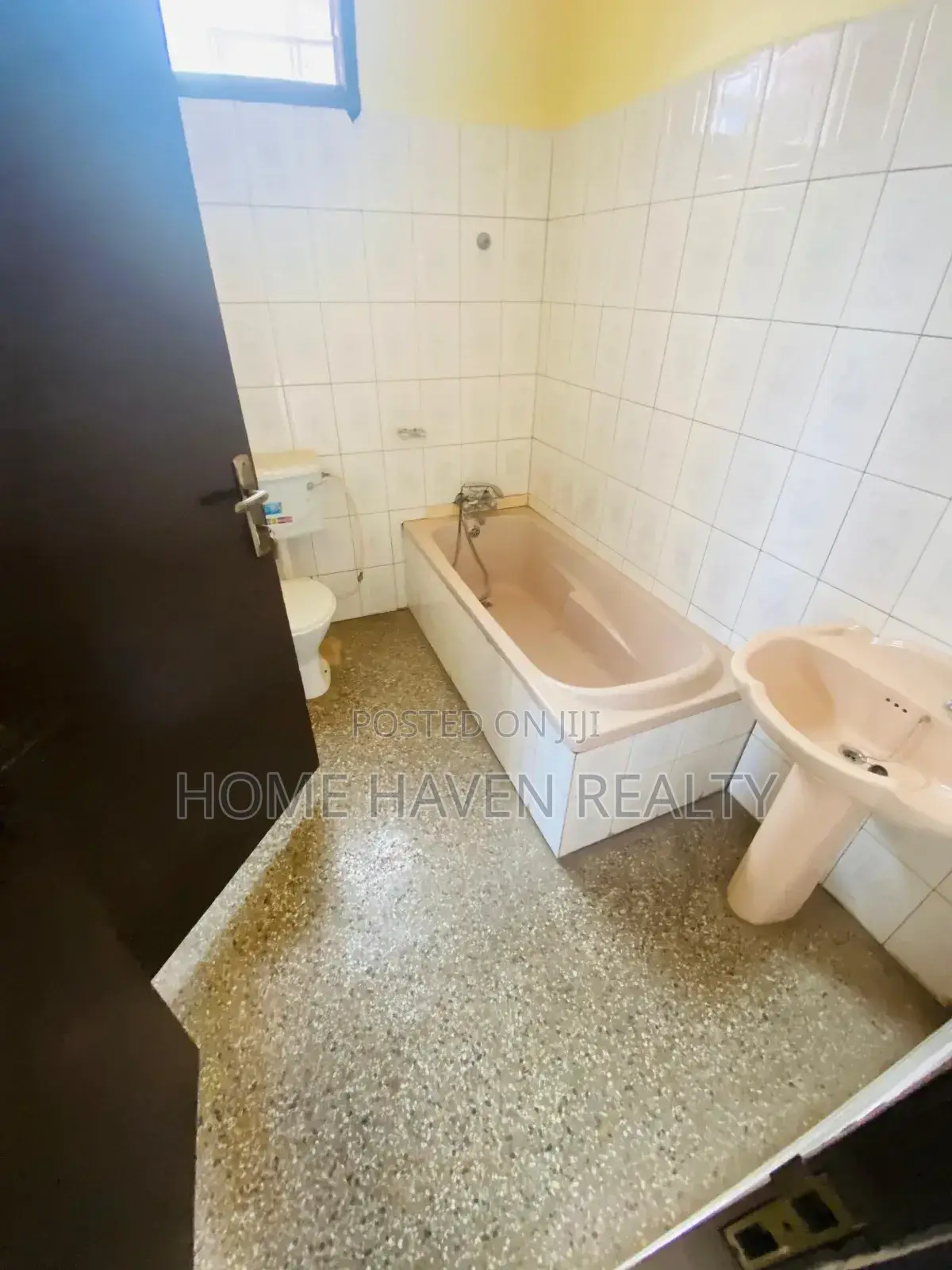 6bdrm House in North Legon for sale
