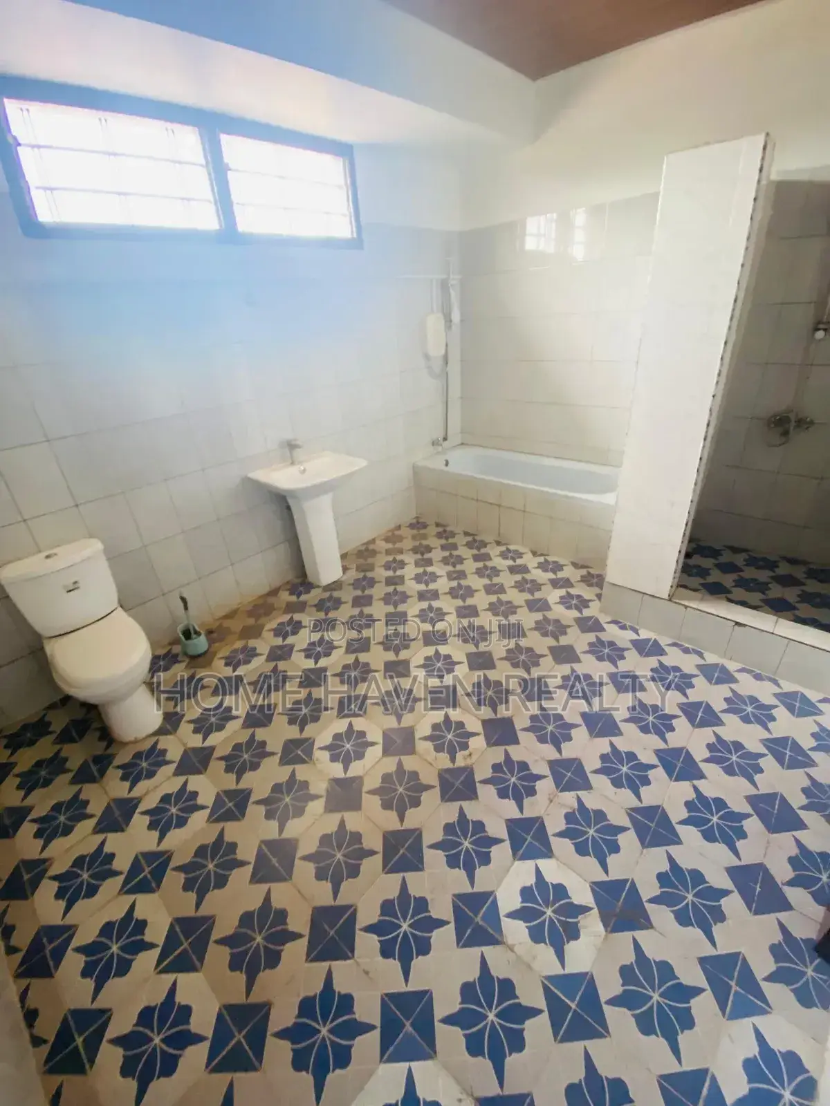 6bdrm House in North Legon for sale