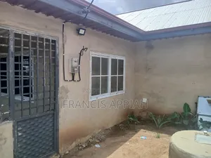 4bdrm House in Owner, Nsawam Adoagyiri Municipal for sale