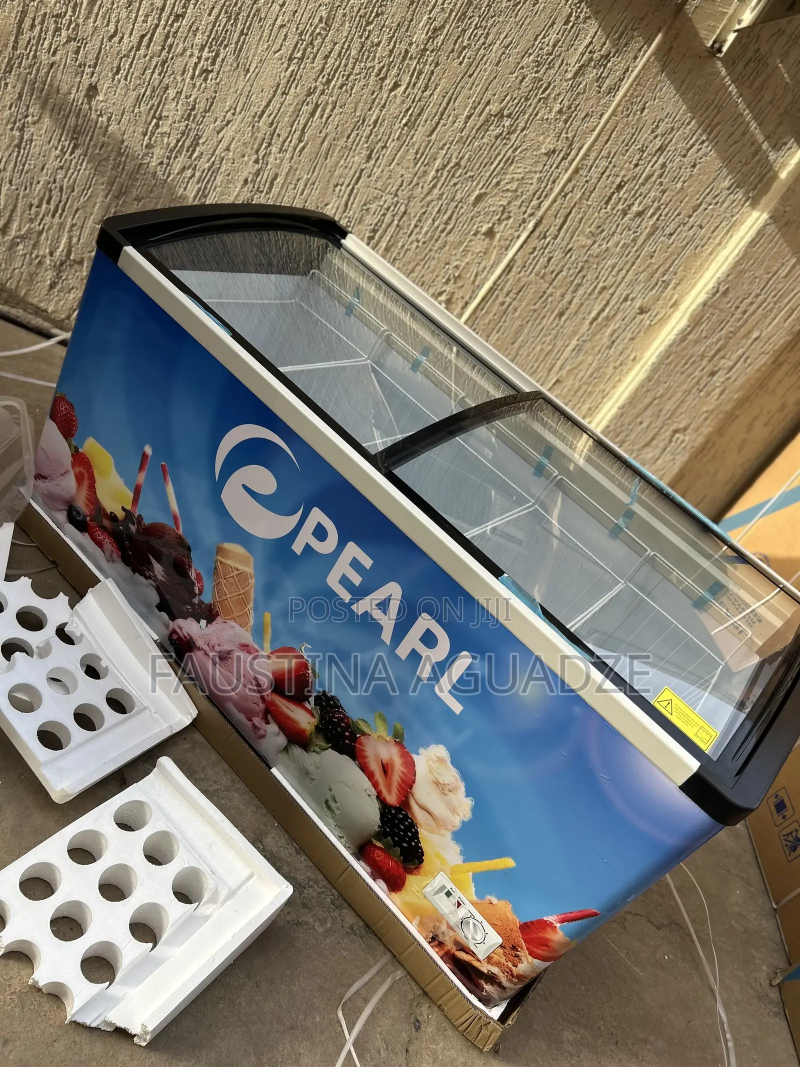 Pearl Ice Cream/ Display Freezer 588 Litres Gross