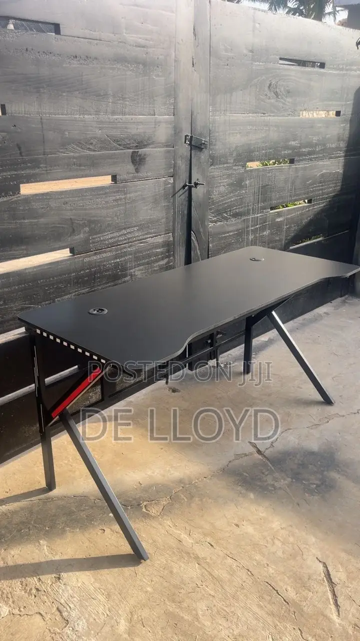 Mordern Office Table(140by 60 Cm)