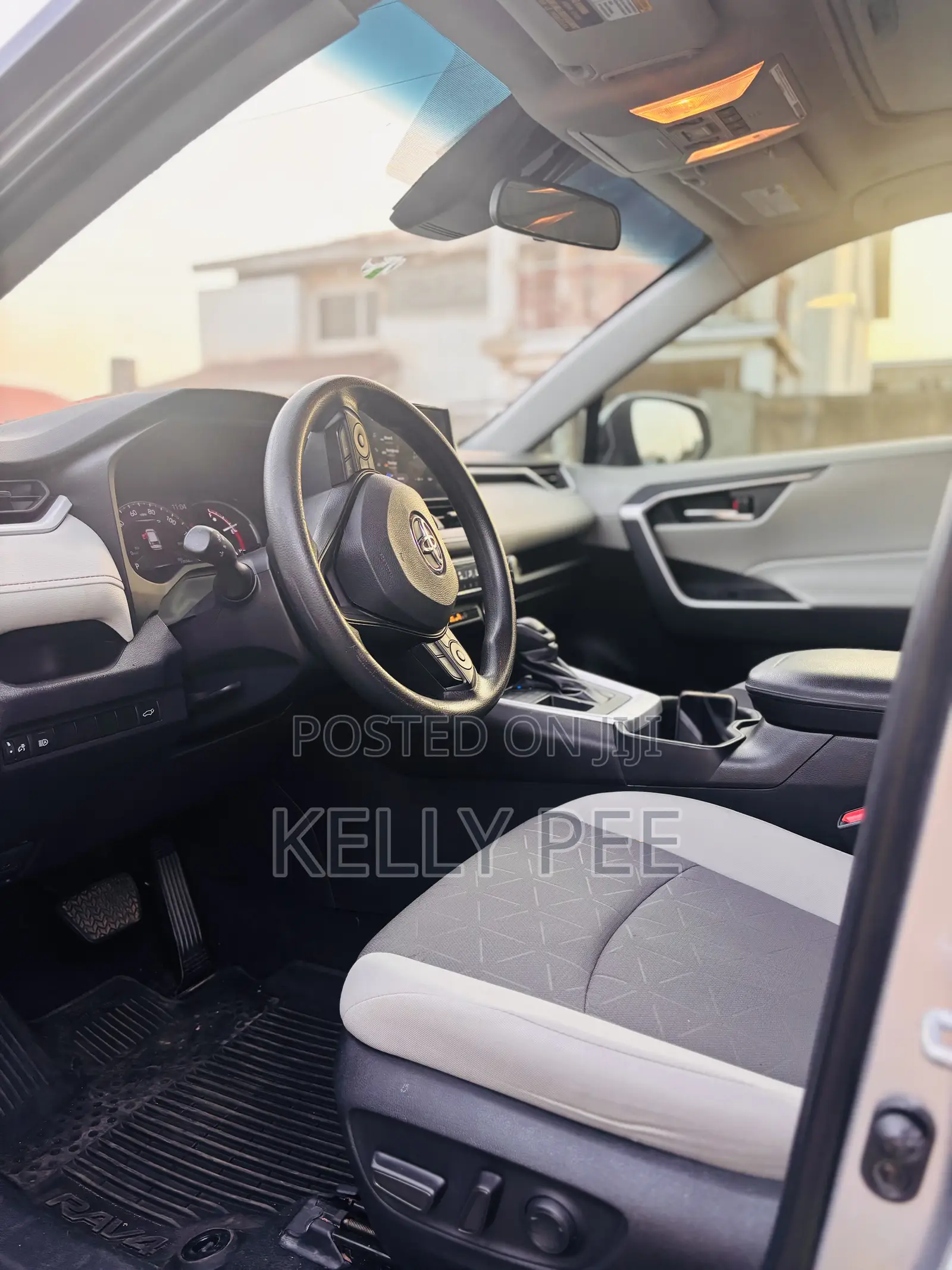 Toyota RAV4 XLE Premium FWD 2023 Silver