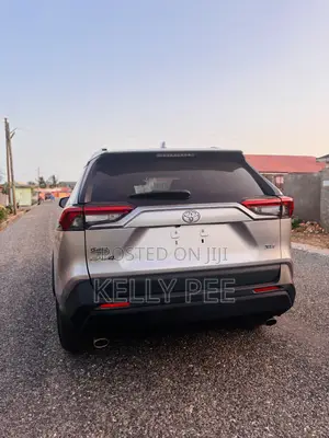Toyota RAV4 XLE Premium FWD 2023 Silver