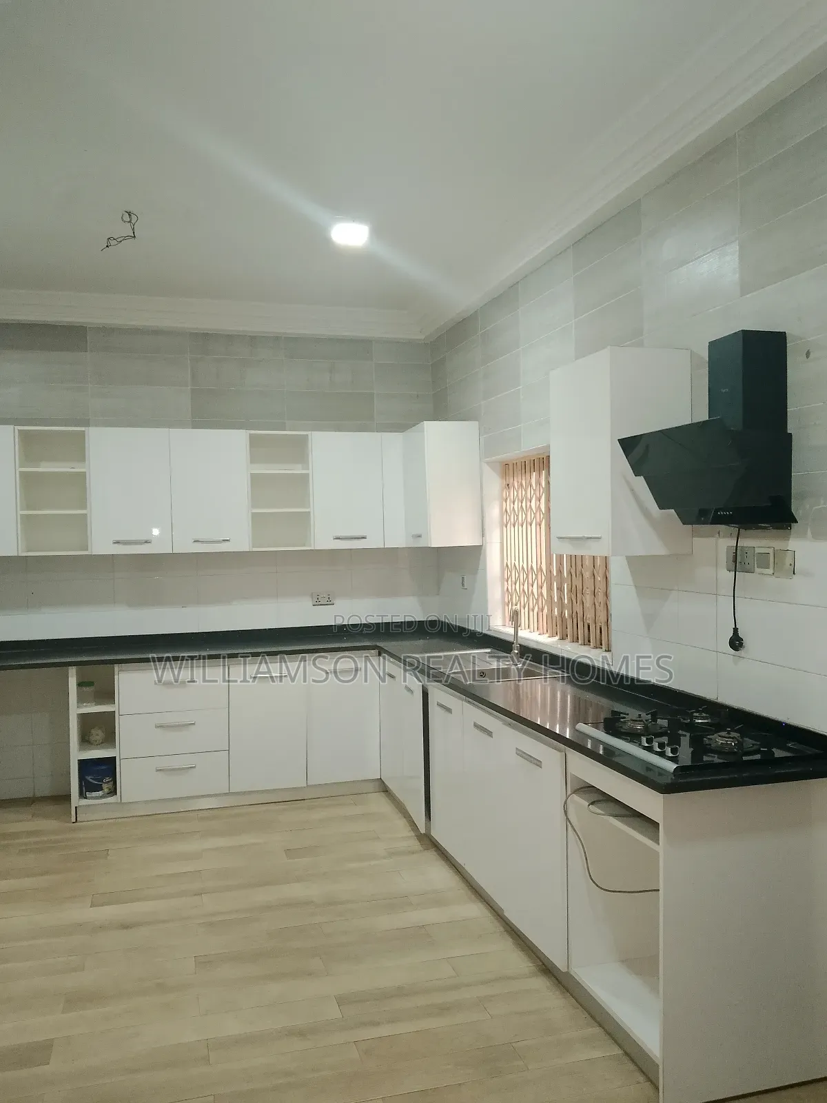 4bdrm Duplex in Kotobabi Road Area, Spintex for rent
