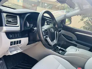 Toyota Highlander LE 2019 Black