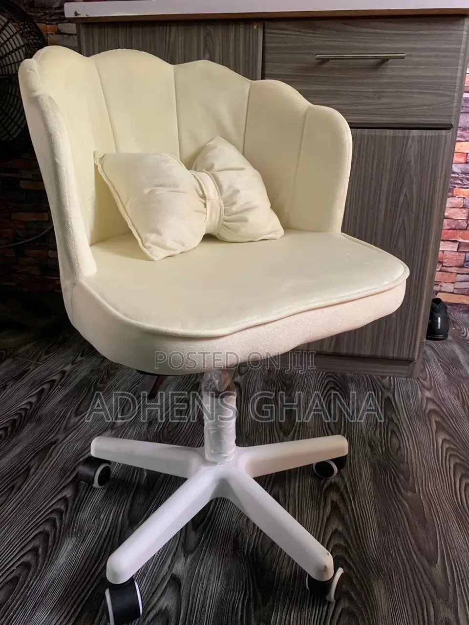 Modern Storage Dressing Table and Light Luxury Makeup Chair.