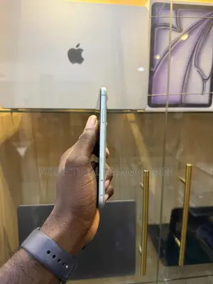 New Apple iPhone 11 64 GB Green