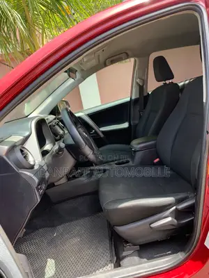 Toyota RAV4 LE 4dr SUV AWD (2.5L 4cyl 6A) 2018 Red