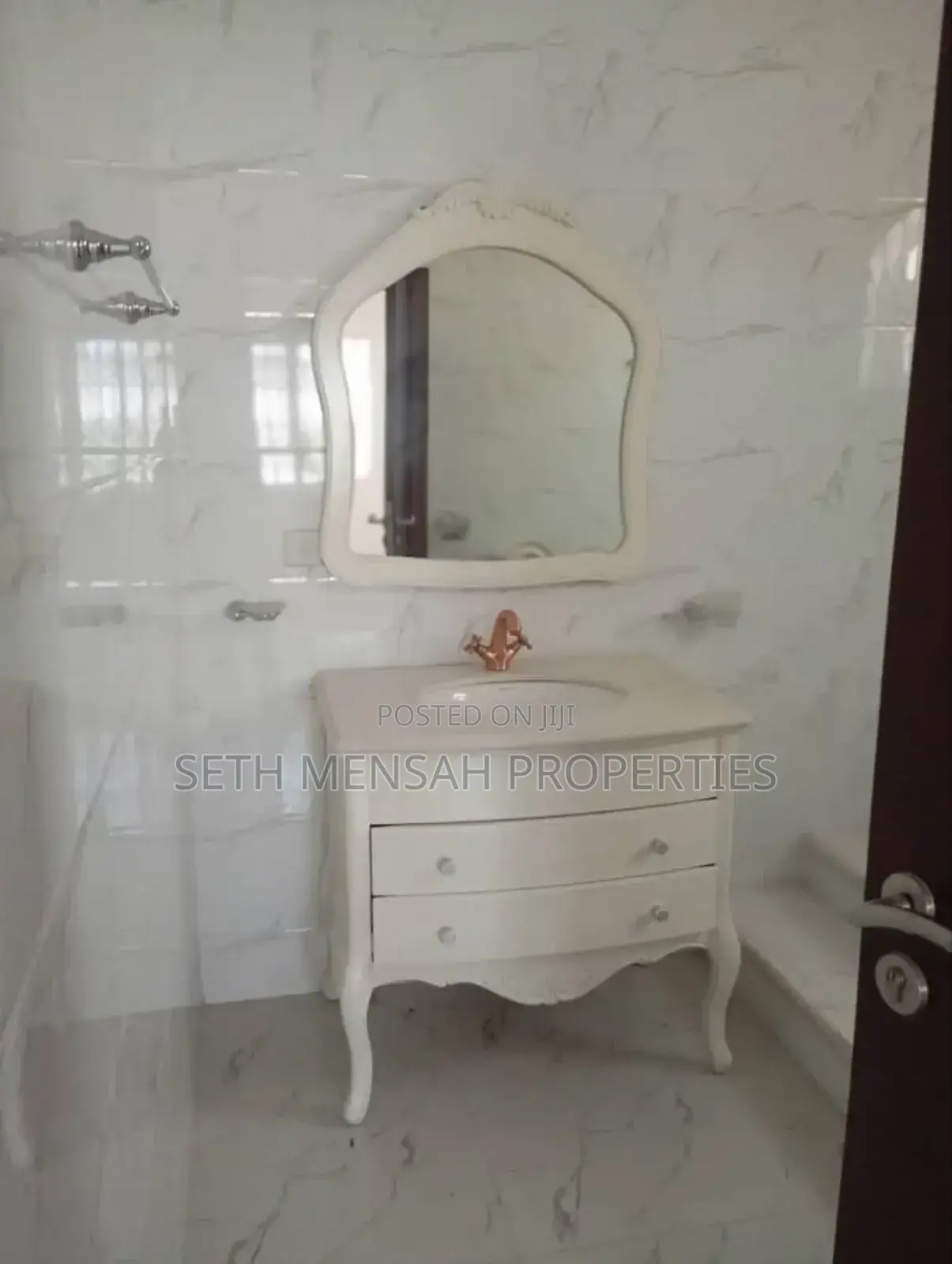 6bdrm House in East Legon for sale