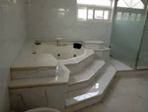 6bdrm House in East Legon for sale