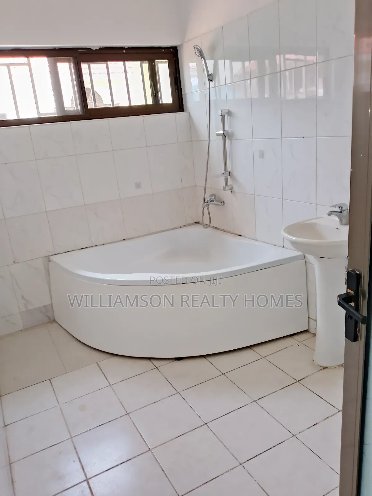 5bdrm House in Community 18 Area, Spintex for rent