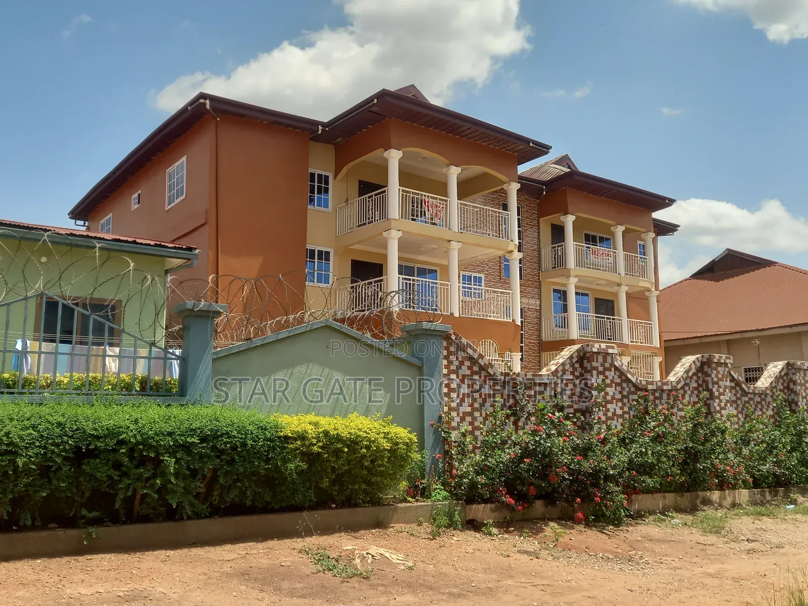 12bdrm House in Abuakwa, Kumasi Metropolitan for sale