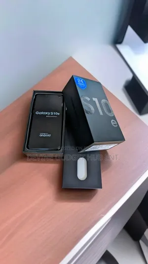 New Samsung Galaxy S10e 128 GB Green