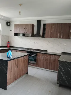 5bdrm House in Community 18 Area, Spintex for rent