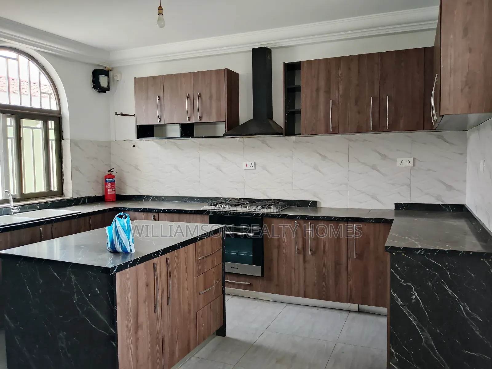 5bdrm House in Community 18 Area, Spintex for rent