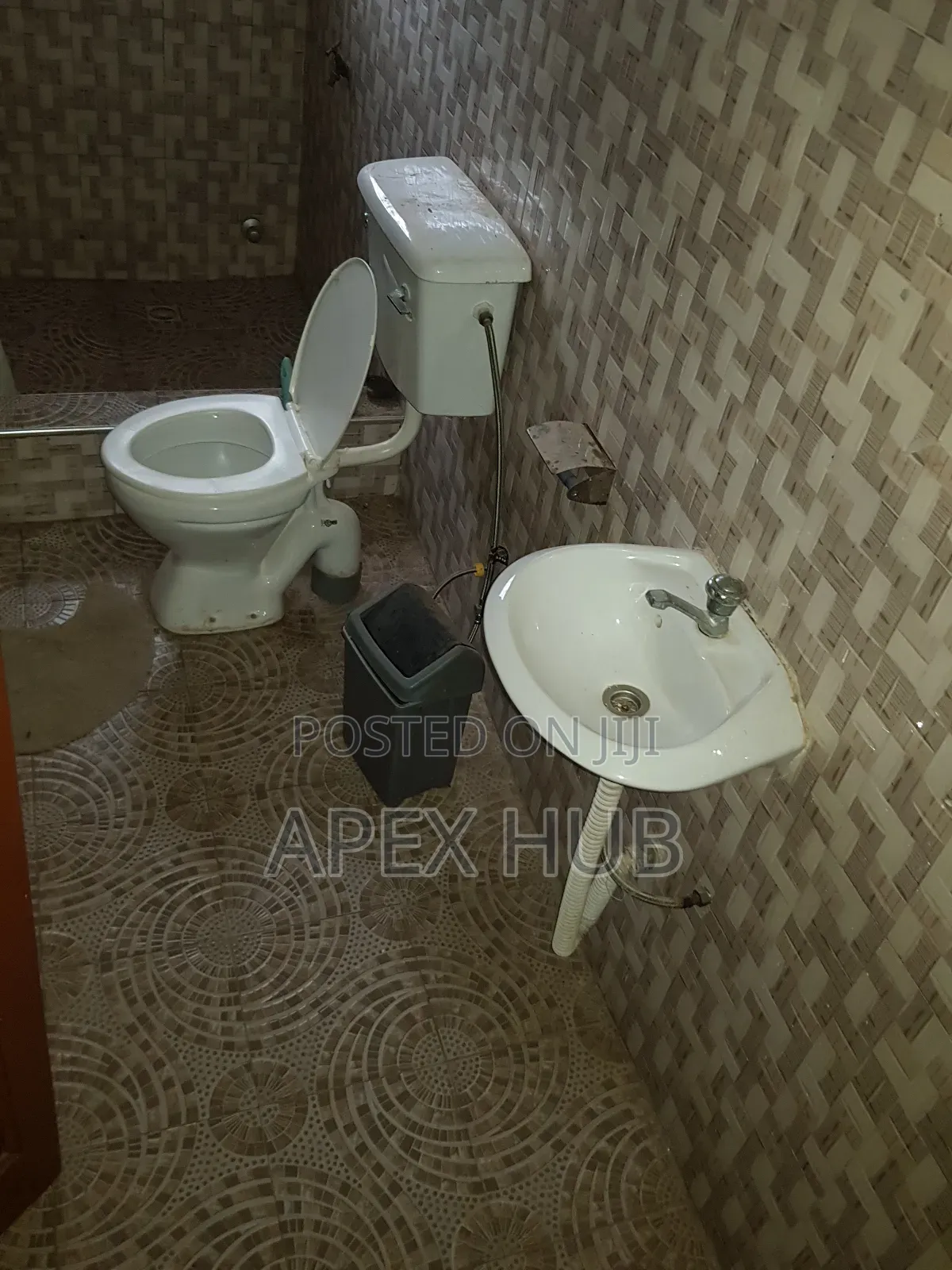 A Neat Gated Chamber Hall Selcon Cool Price