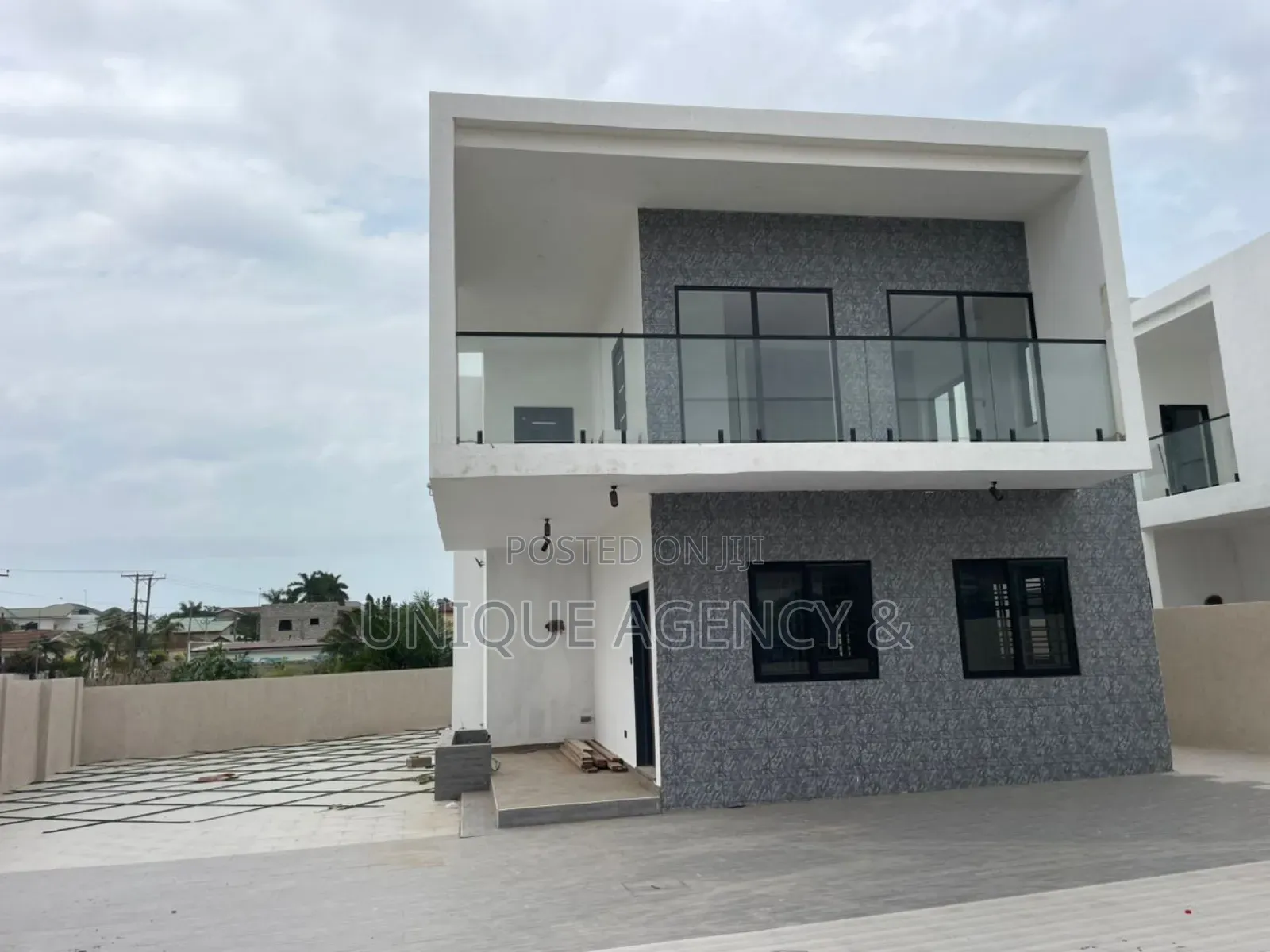 4bdrm Duplex in East Legon for sale