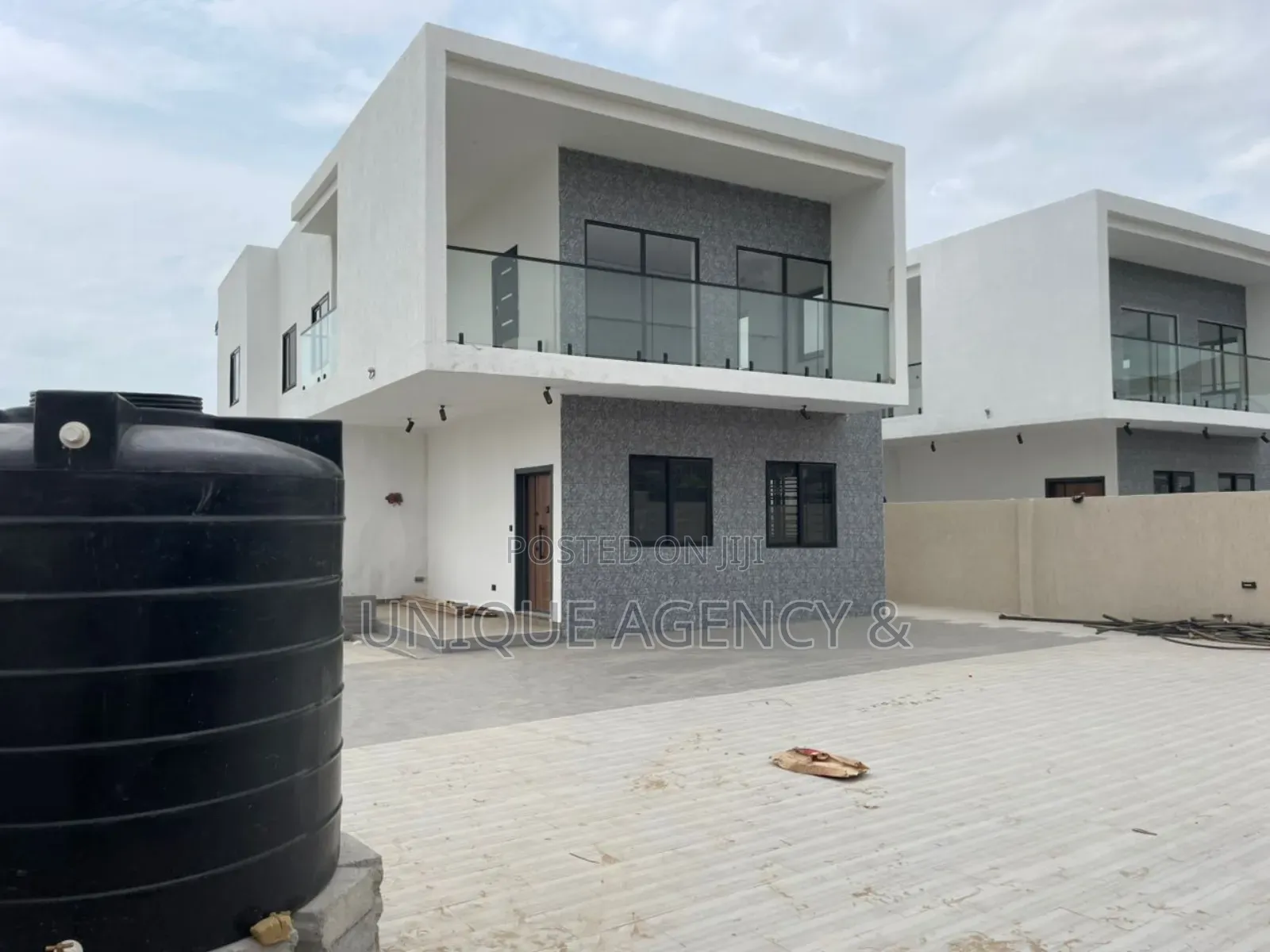 4bdrm Duplex in East Legon for sale