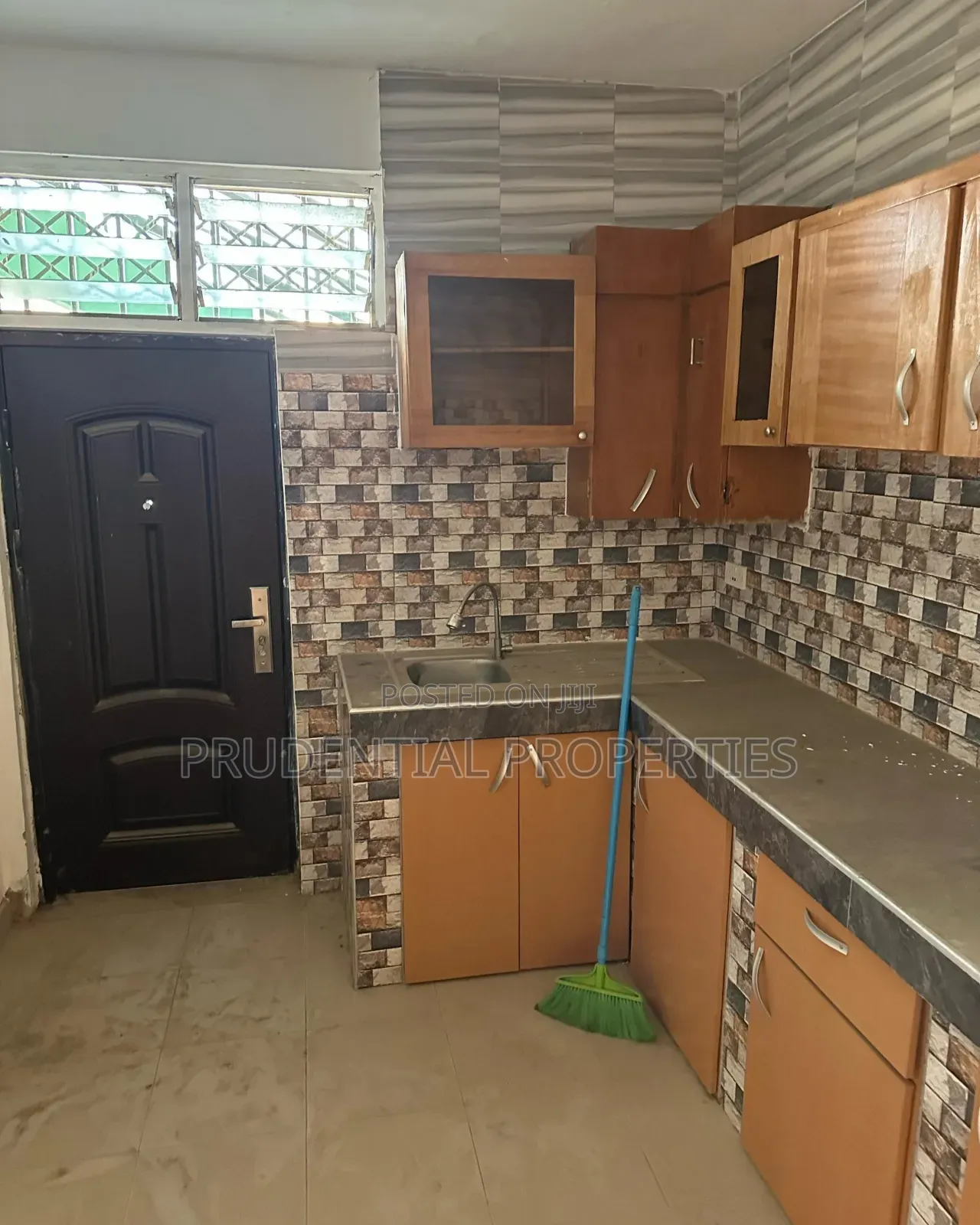 4bdrm House in Kokomlemle for sale