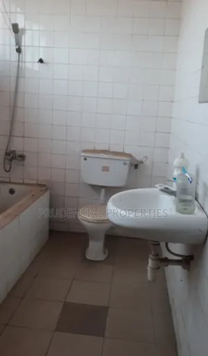6bdrm House in Awoshie for sale