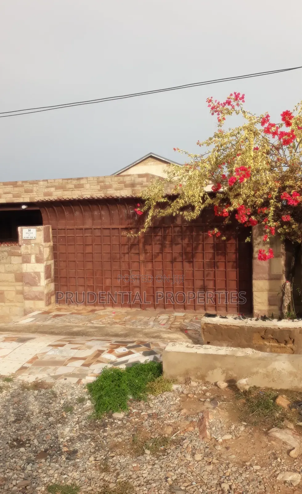 6bdrm House in Awoshie for sale