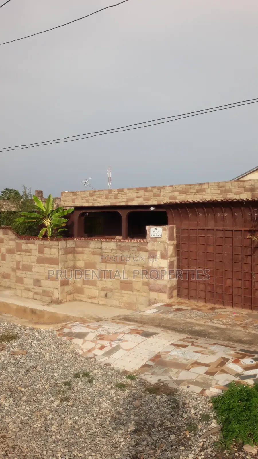 6bdrm House in Awoshie for sale