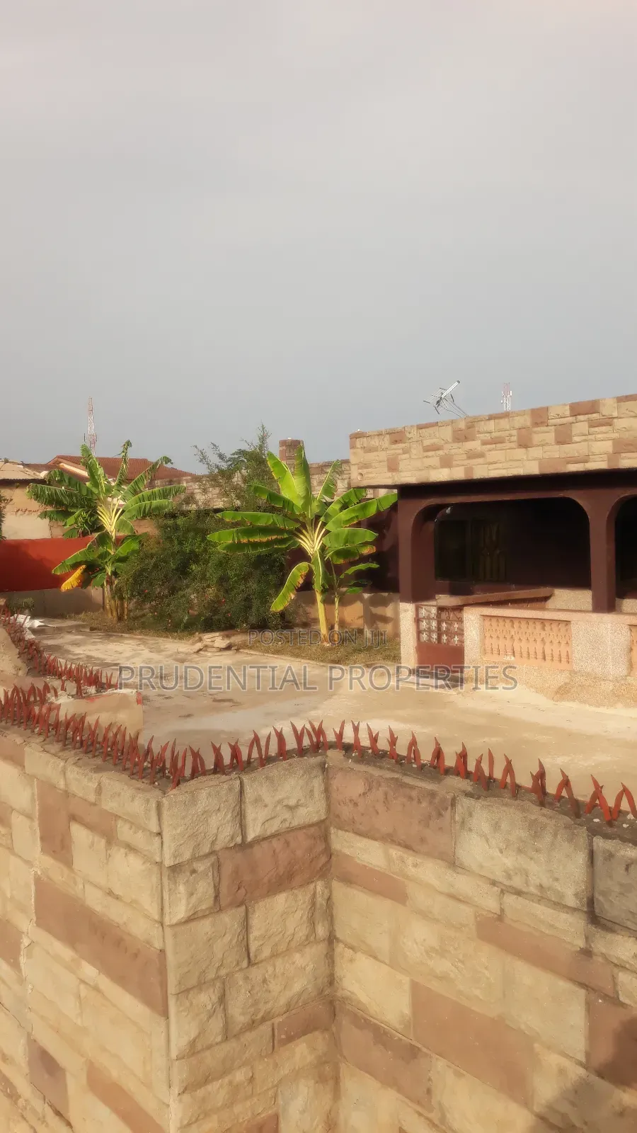 6bdrm House in Awoshie for sale