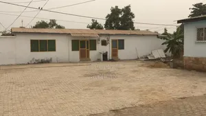 3 Bedrooms House Sitting on 90/100 Land Size Tema Comm12