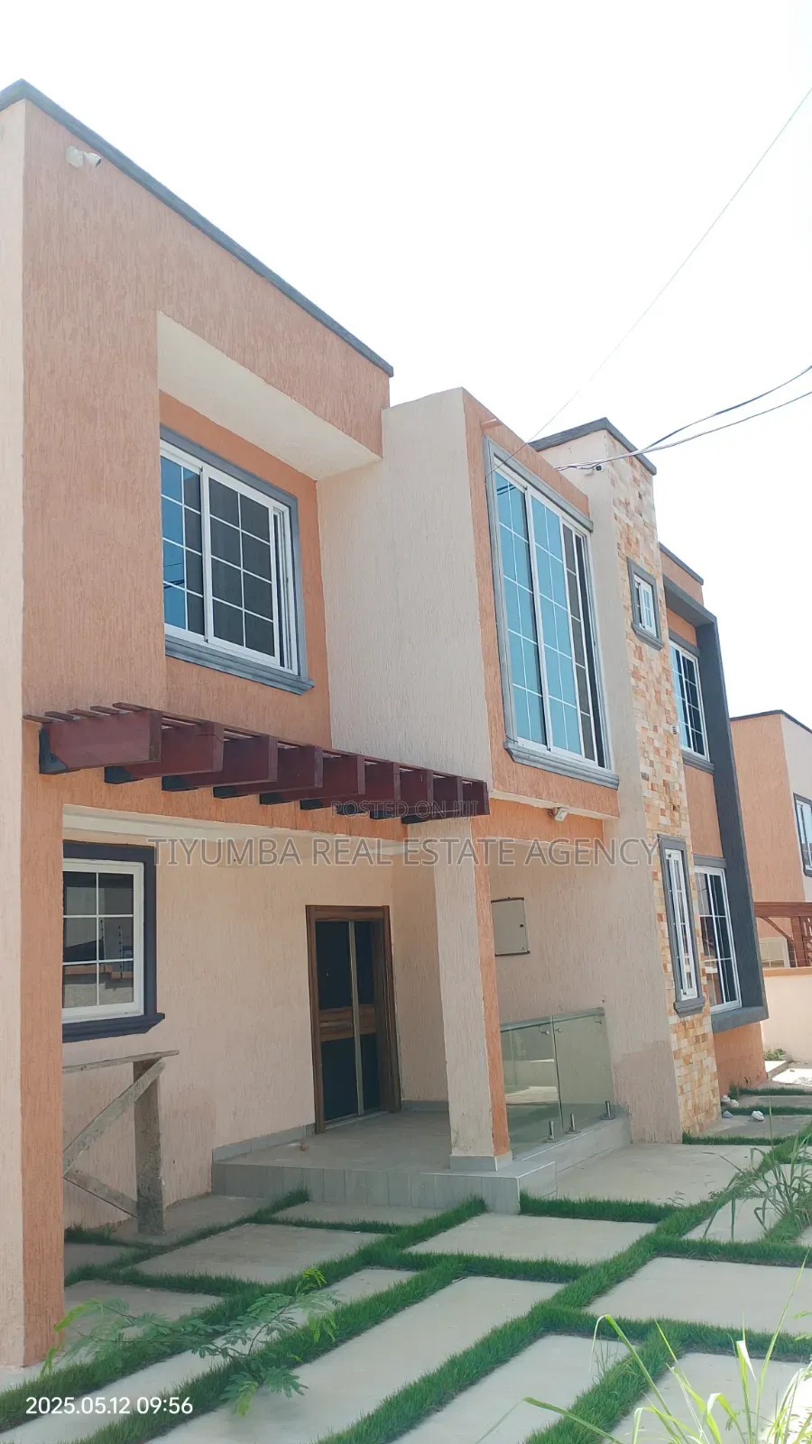 4bdrm Duplex in Tiyumba Real Estate, Airport Residential Area for rent