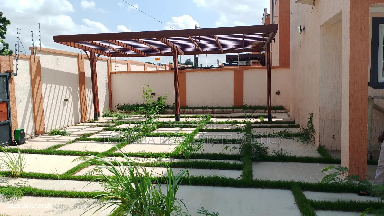 4bdrm Duplex in Tiyumba Real Estate, Airport Residential Area for rent