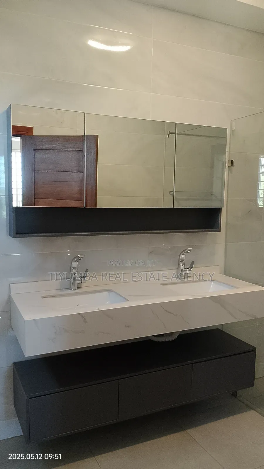 4bdrm Duplex in Tiyumba Real Estate, Airport Residential Area for rent