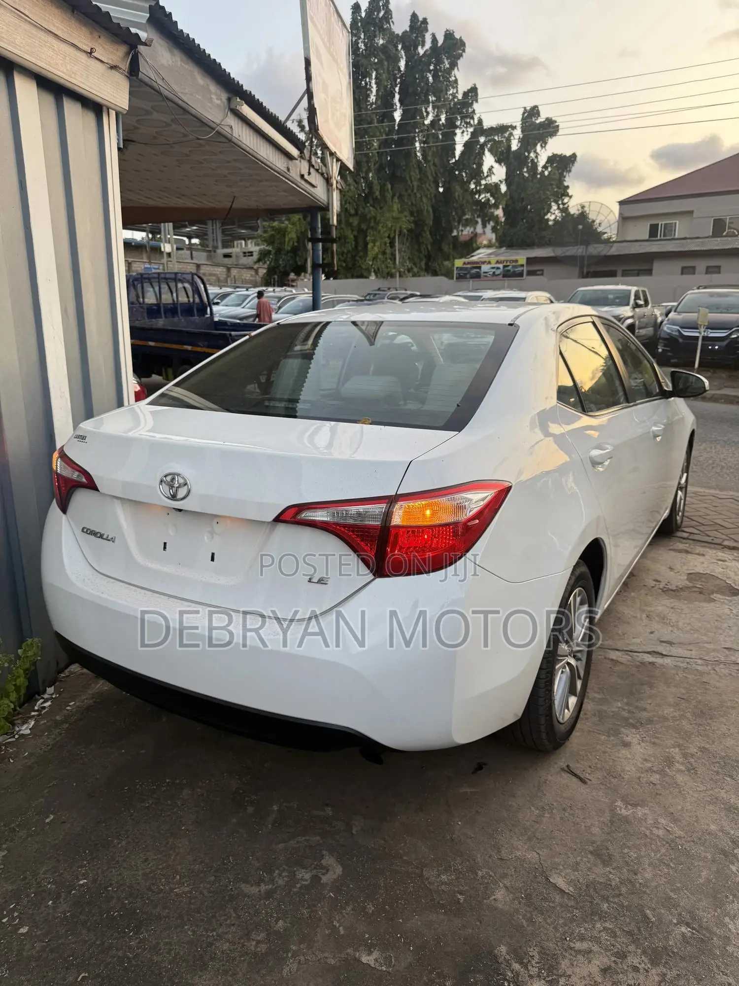 Toyota Corolla LE Plus 4dr Sedan (1.8L 4cyl CVT) 2014 White