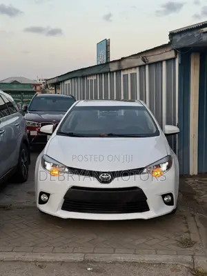 Toyota Corolla LE Plus 4dr Sedan (1.8L 4cyl CVT) 2014 White