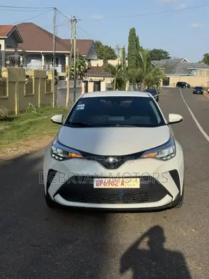 Toyota C-HR XLE 2021 White