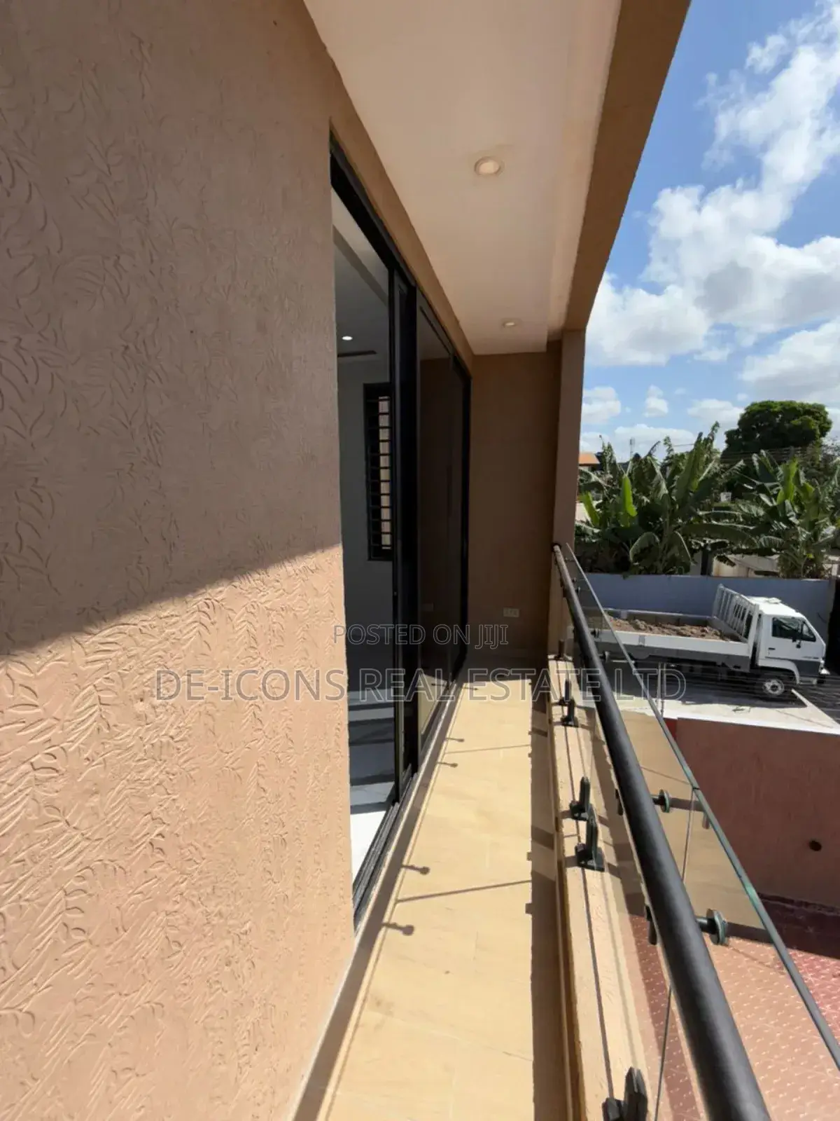 5bdrm Duplex in De-Icons Real Estate, Accra Metropolitan for sale
