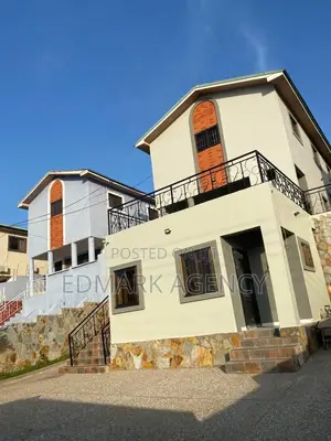 3bdrm House in Ashongman Estate, Police Station for sale